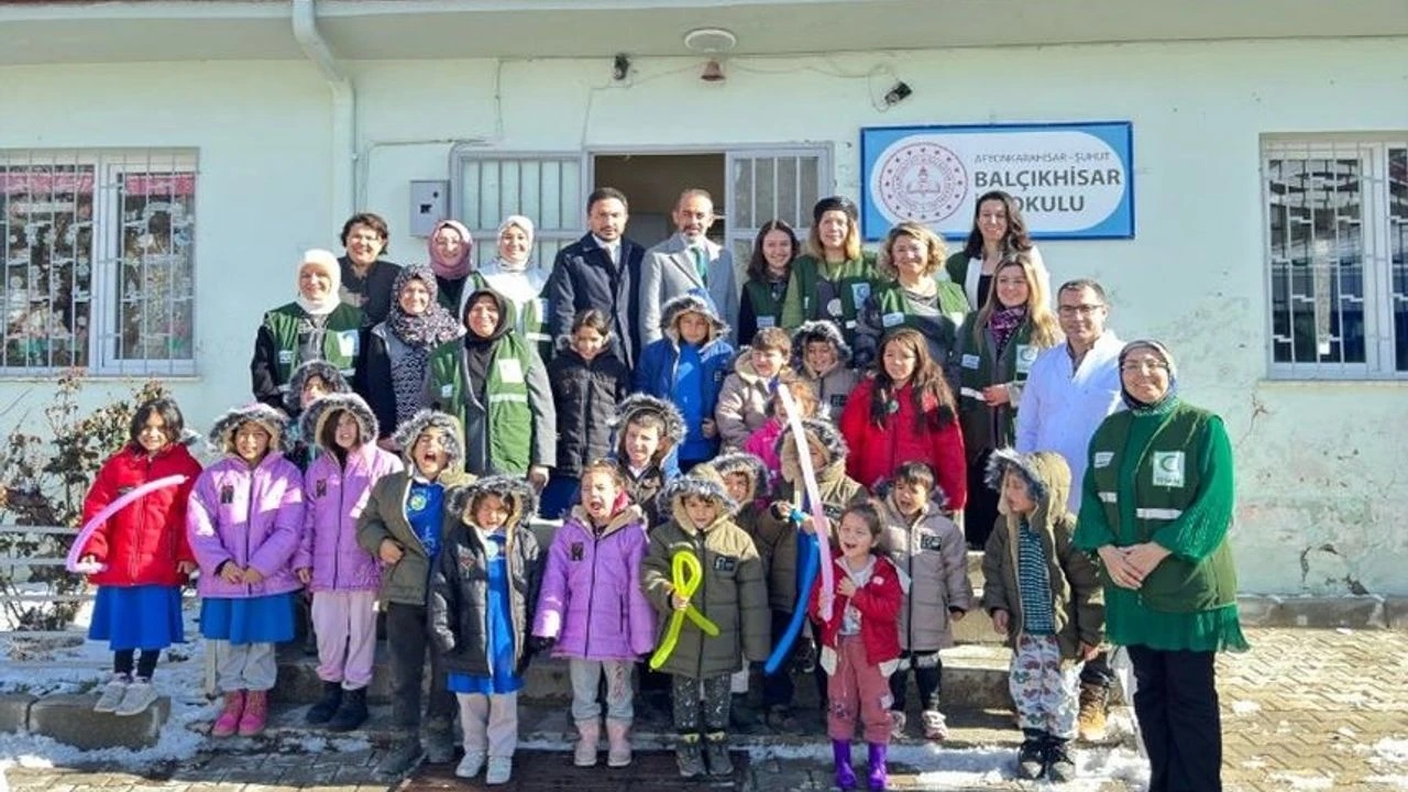Yeşilay Afyonkarahisar Şubesi Kadın Komisyonu, bağımlılıkla mücadele kapsamında sahadaki çalışmalarına