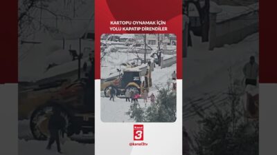 Kahramanmaraş’ta çocuklar, kartopu oynamak için belediye ekiplerinin kar temizlemesini engelleyerek