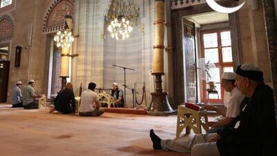 Ramazan ayının müjdecisi olan Berat Kandili, İslam dünyasında günahlardan arınma,