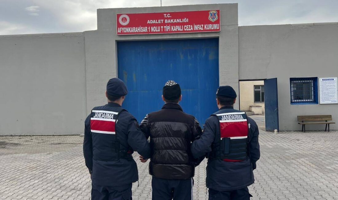 Afyonkarahisar İl Jandarma Komutanlığı ekipleri, il merkezinde aranan şahıslara yönelik