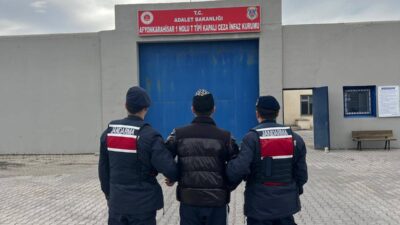 Afyonkarahisar İl Jandarma Komutanlığı ekipleri, il merkezinde aranan şahıslara yönelik