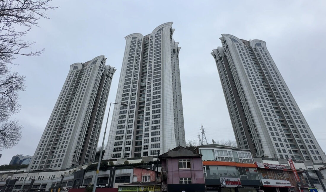 İstanbul Sarıyer'de lüks bir sitede bulunan binanın 30'uncu katından düşen