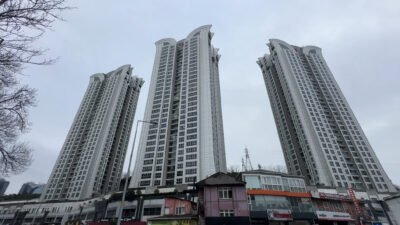 İstanbul Sarıyer'de lüks bir sitede bulunan binanın 30'uncu katından düşen