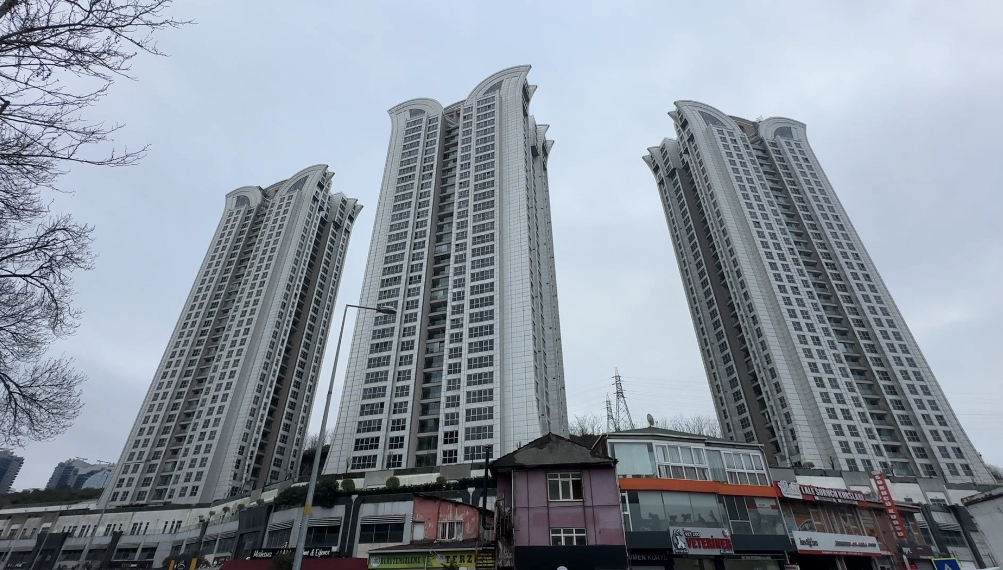 İstanbul Sarıyer'de lüks bir sitede bulunan binanın 30'uncu katından düşen