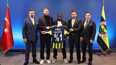 Fenerbahçe, daha önce transferini duyurduğu Fransız futbolcu N'Golo Kante'yle resmi