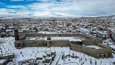 Kar yağışı sonrası yeniden beyaza bürünen Erzurum'da güzel kış manzaraları