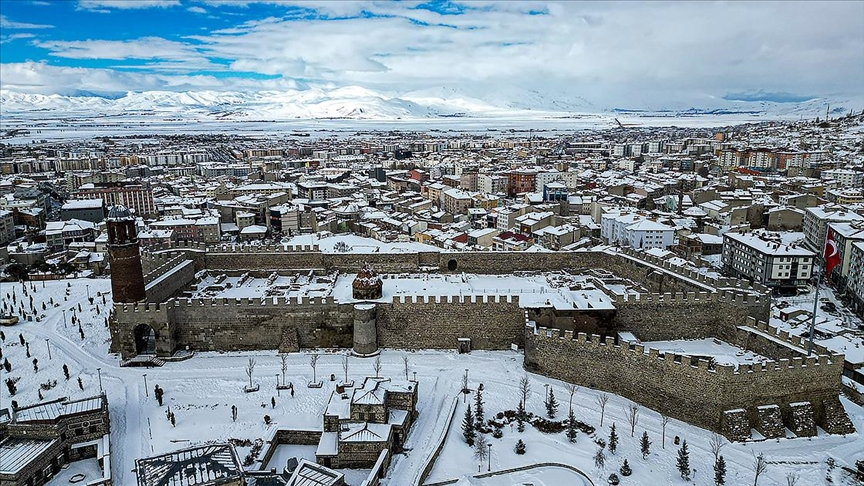 Kar yağışı sonrası yeniden beyaza bürünen Erzurum'da güzel kış manzaraları