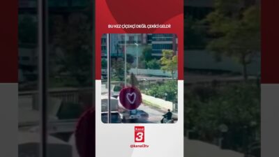 Antalya’da bir adam, eşine çekiciyle dev çiçek buketi hediye etti.