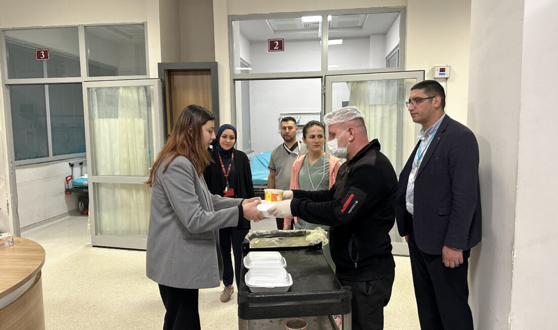 Afyonkarahisar Devlet Hastanesi'nin acil servisinde iftar ve sahur vakitlerinde hasta