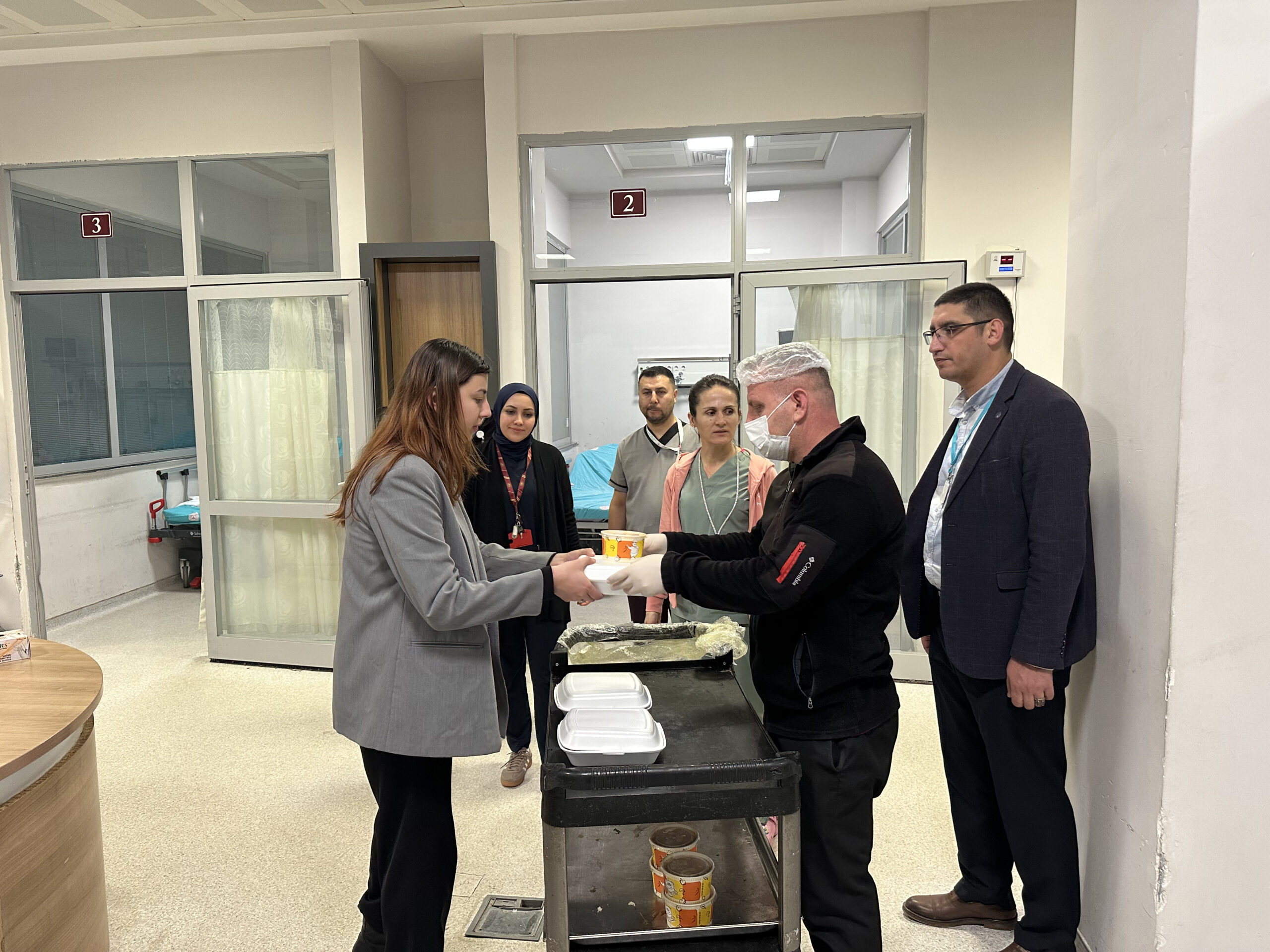 Afyonkarahisar Devlet Hastanesi'nin acil servisinde iftar ve sahur vakitlerinde hasta