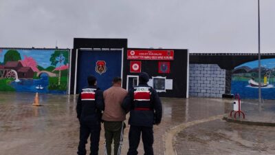 Afyonkarahisar İl Jandarma Komutanlığı ekipleri, aranan şahısların yakalanmasına yönelik yürüttüğü