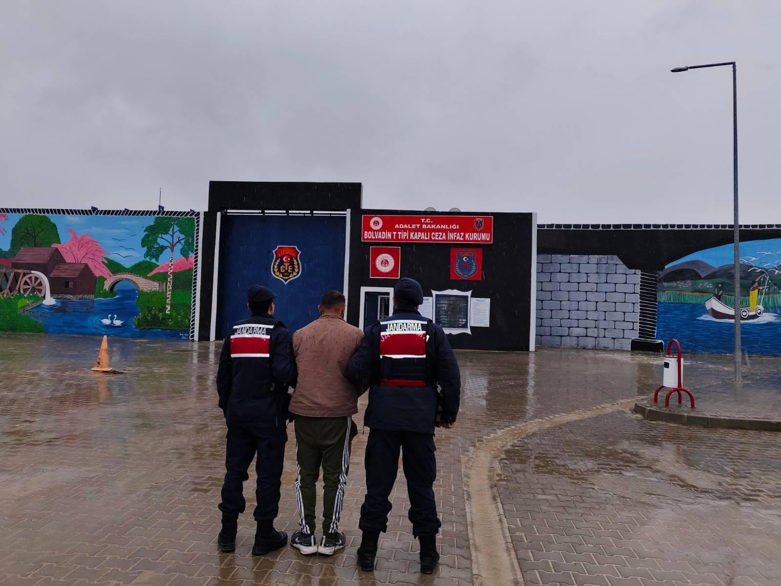 Afyonkarahisar İl Jandarma Komutanlığı ekipleri, aranan şahısların yakalanmasına yönelik yürüttüğü