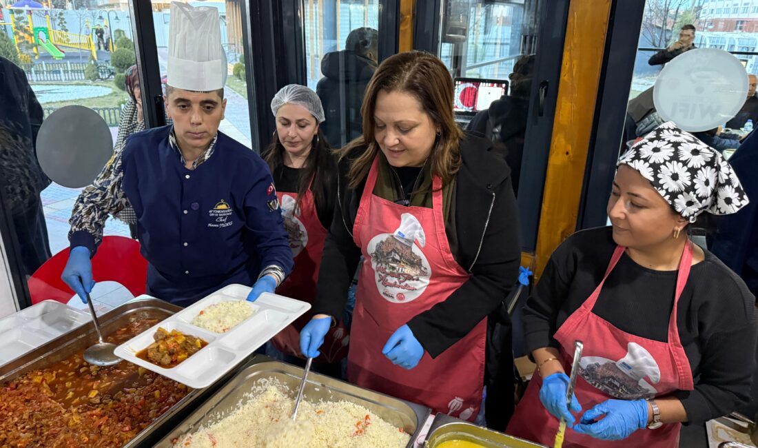 Ramazan ayının manevi atmosferinde gerçekleştirilen programa çok sayıda vatandaş katıldı.