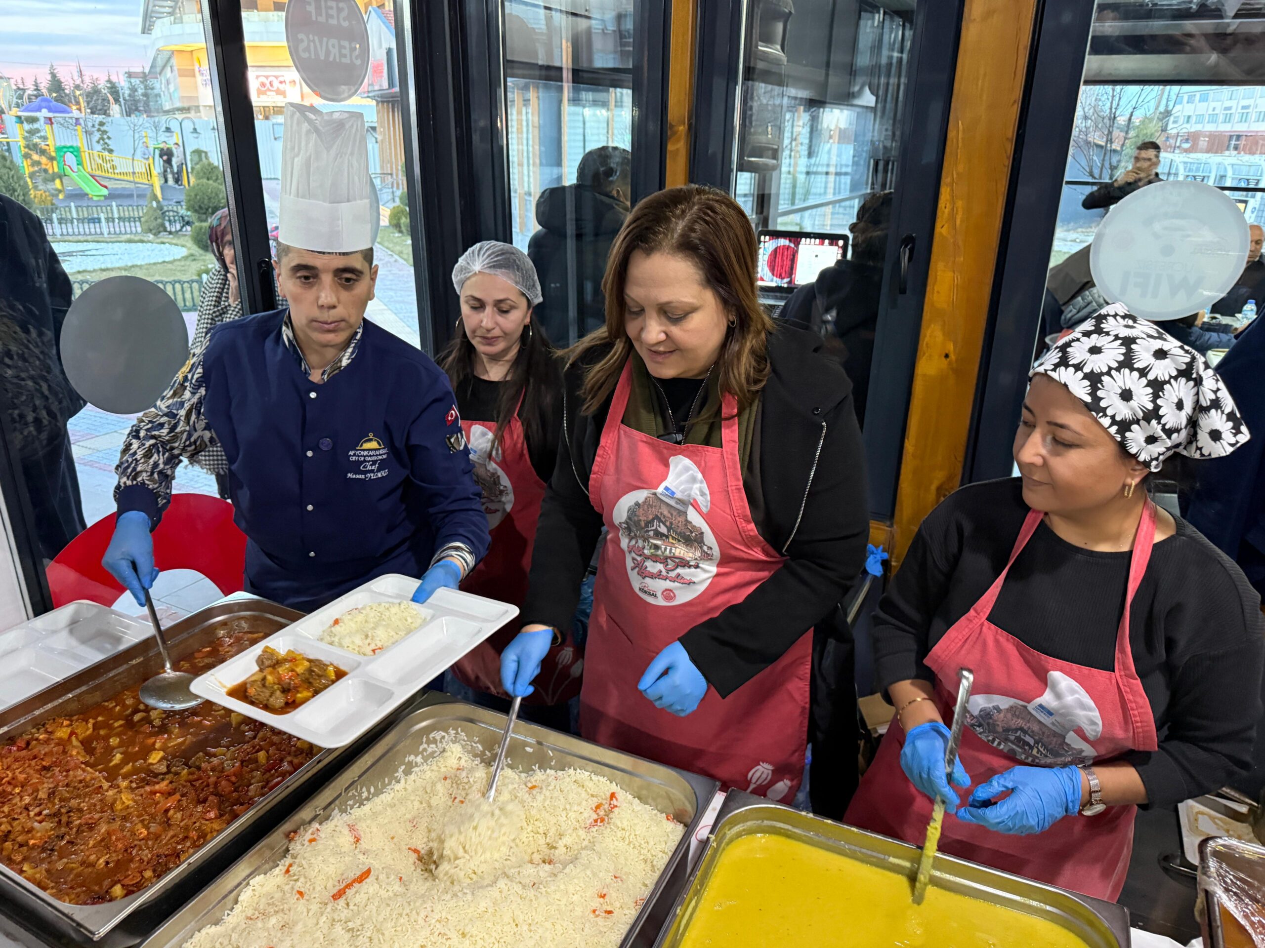 Ramazan ayının manevi atmosferinde gerçekleştirilen programa çok sayıda vatandaş katıldı.