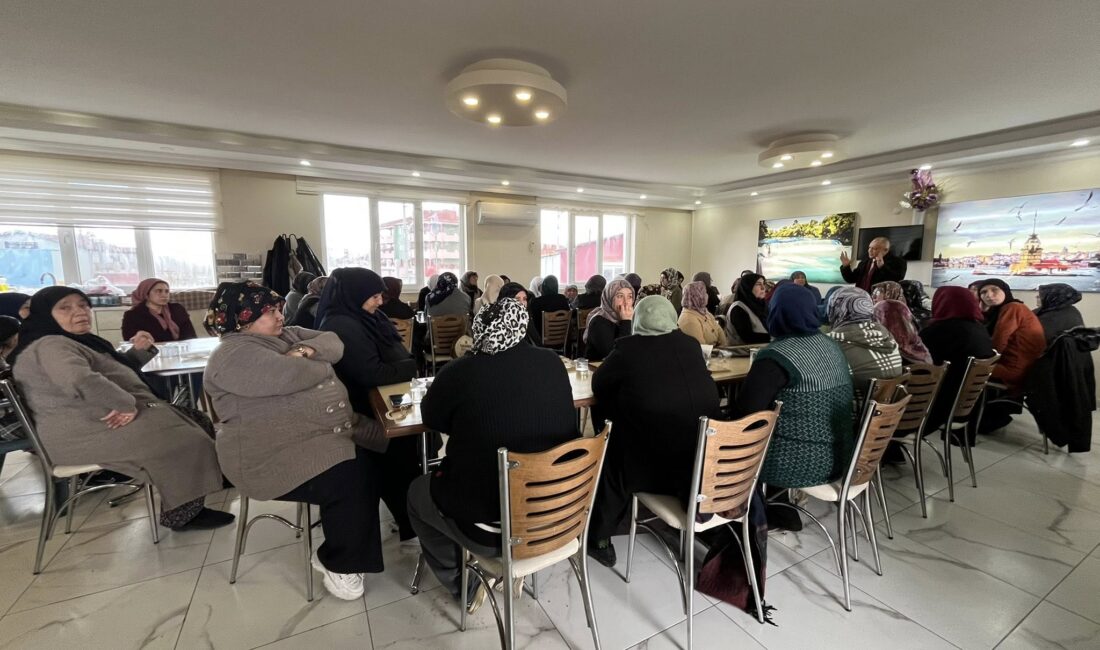 Afyonkarahisar’ın Gömü kasabasında Belediye Başkanı Ramazan Eryıldız, Kadın Kültür Evi’nde