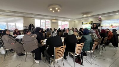 Afyonkarahisar’ın Gömü kasabasında Belediye Başkanı Ramazan Eryıldız, Kadın Kültür Evi’nde