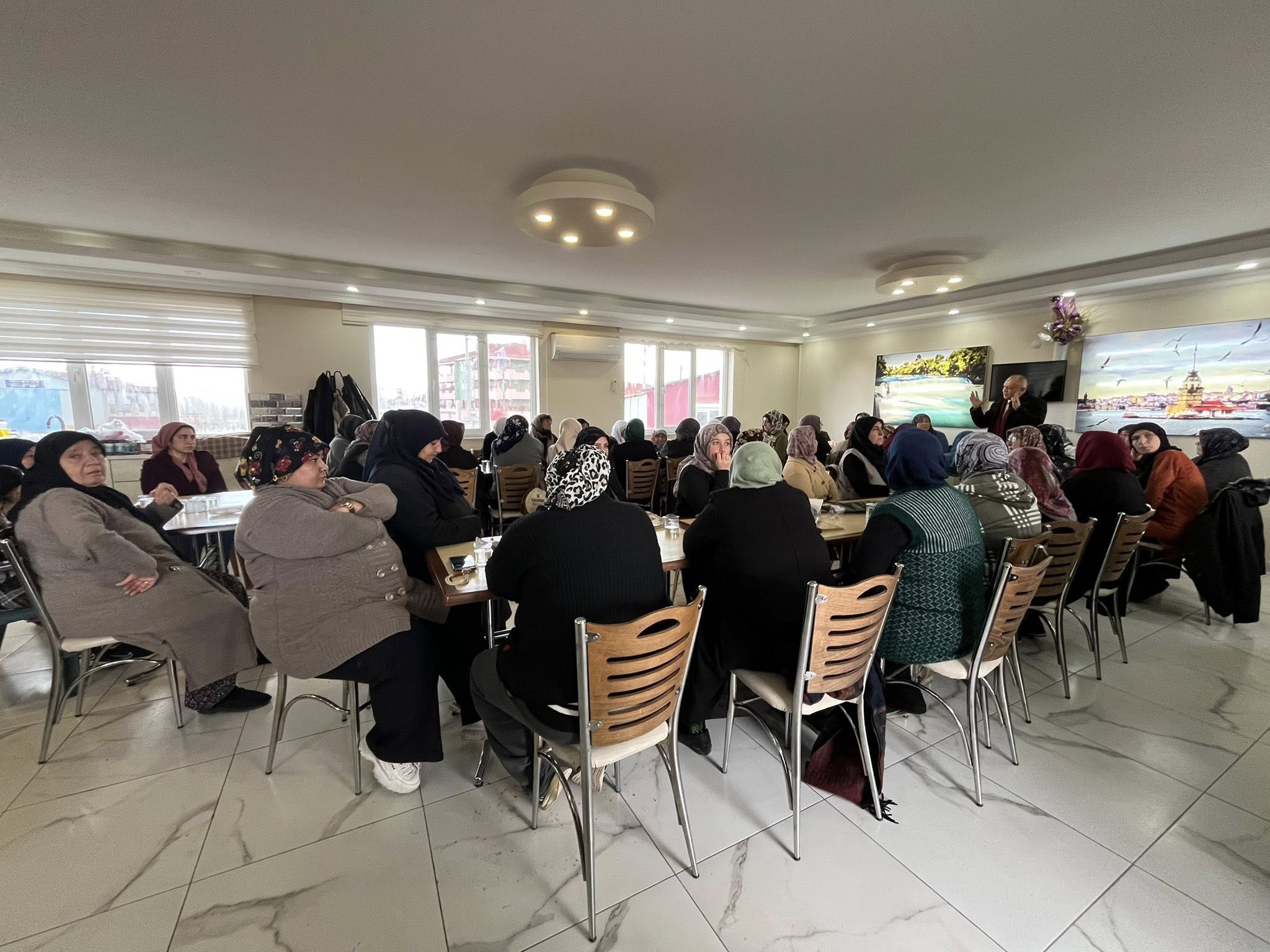 Afyonkarahisar’ın Gömü kasabasında Belediye Başkanı Ramazan Eryıldız, Kadın Kültür Evi’nde