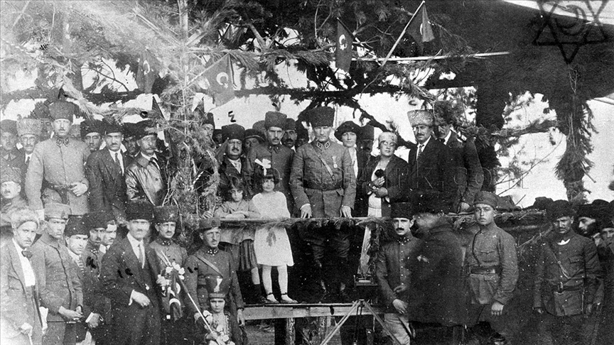 Atatürk Araştırma Merkezi "Fotoğraflarla Atatürk Bir Ömür, Bir Cumhuriyet" adlı