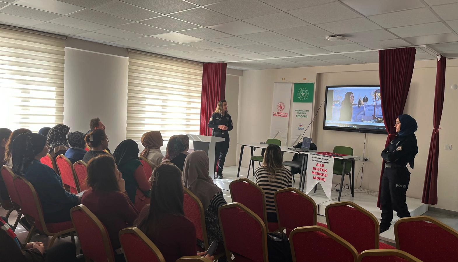 Afyonkarahisar İl Emniyet Müdürlüğü ekipleri, toplum destekli faaliyetler kapsamında bilgilendirme