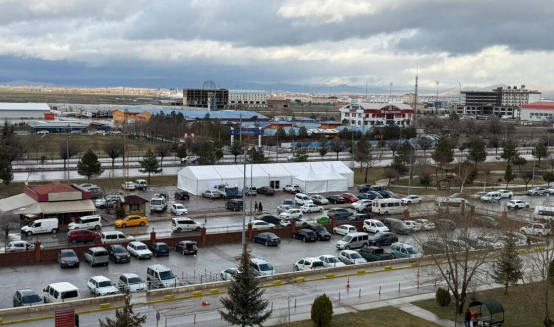 Afyonkarahisar Sağlık Bilimleri Üniversitesi (AFSÜ) Hastanesi otoparkında kurulan iftar çadırı,