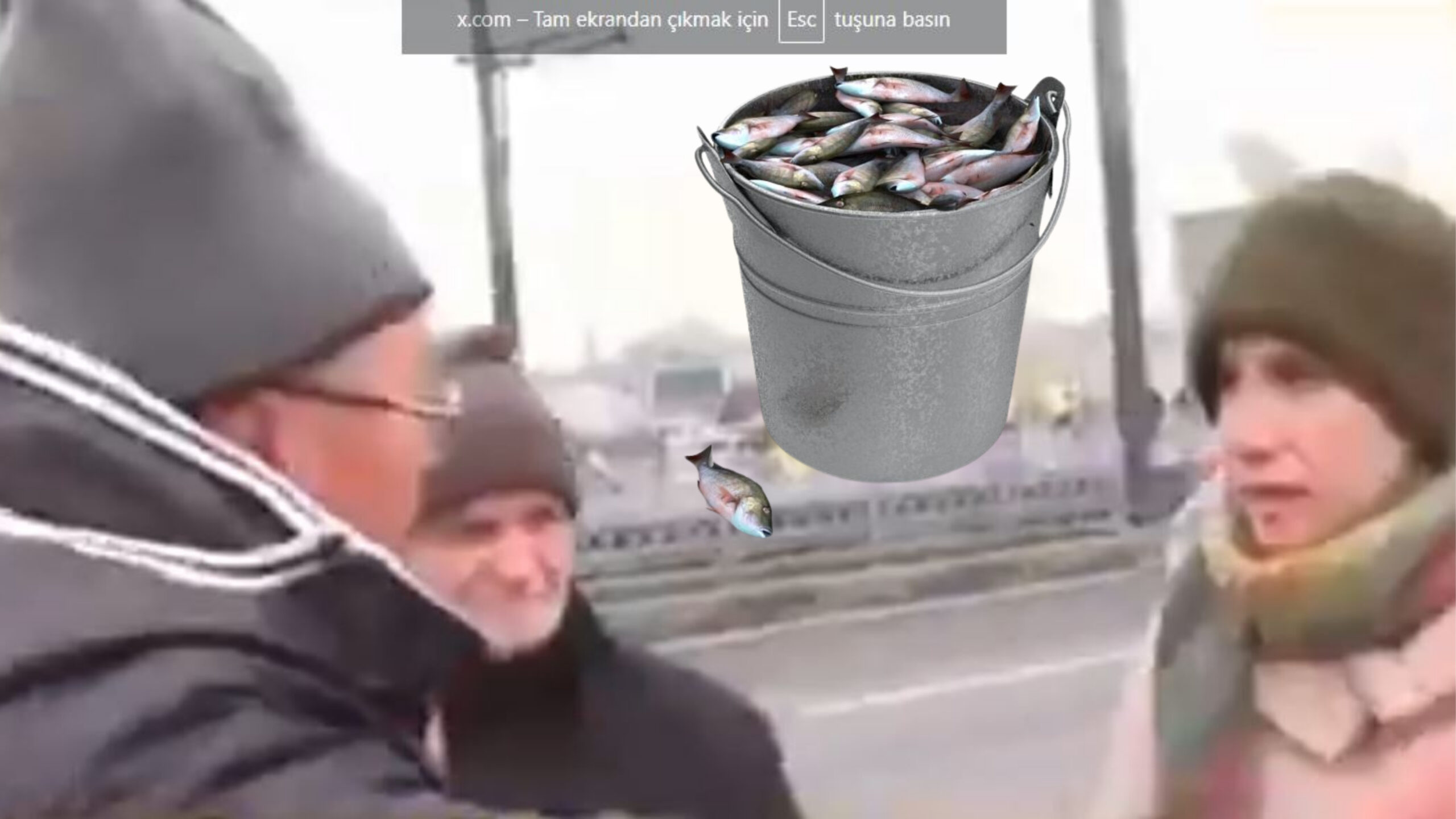 İstanbul Galata Köprüsü'nde sıradışı bir olay yaşandı. Köprü üzerinde olta