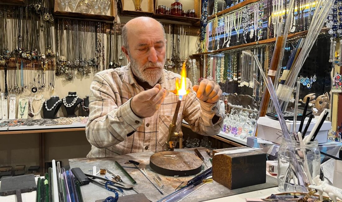 Antalya’nın Alanya ilçesinde yaşayan 62 yaşındaki cam üfleme ustası Hamit