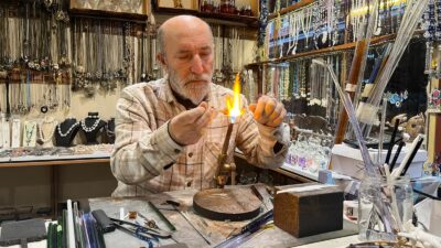 Antalya’nın Alanya ilçesinde yaşayan 62 yaşındaki cam üfleme ustası Hamit