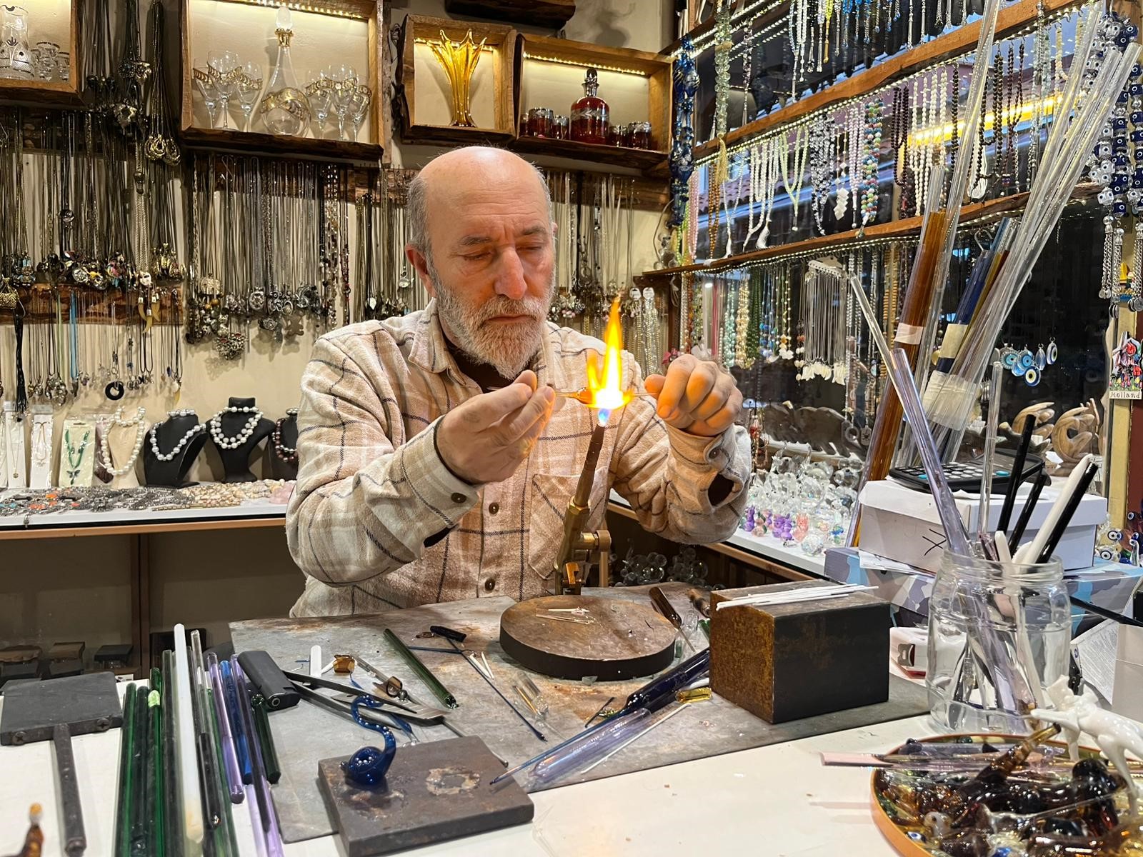 Antalya’nın Alanya ilçesinde yaşayan 62 yaşındaki cam üfleme ustası Hamit