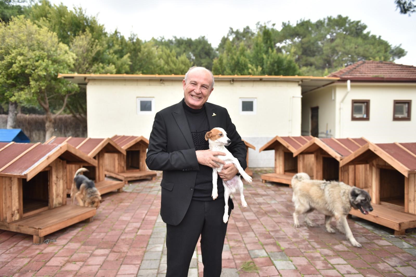 Antalya’nın Kepez ilçesinde, belediye ve hayırseverler el ele vererek sokak