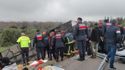 Antalya'da yolcu otobüsünün kontrolden çıkarak devrilmesi sonucu meydana gelen trafik