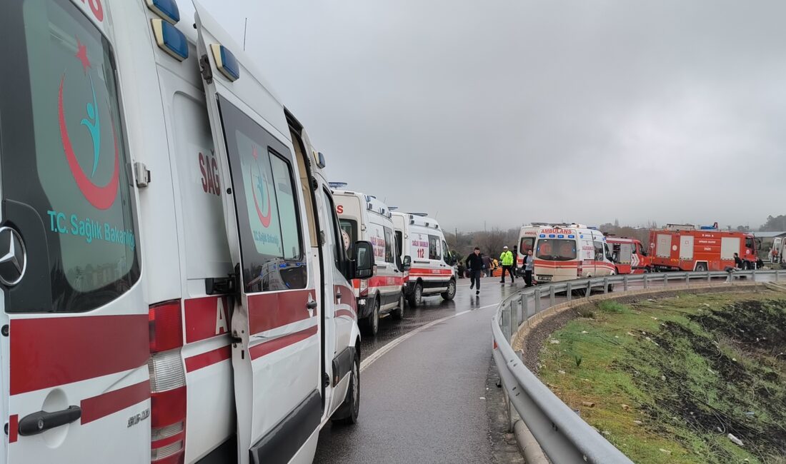 Antalya’nın Döşemealtı ilçesinde sabah saatlerinde meydana gelen feci trafik kazasında,