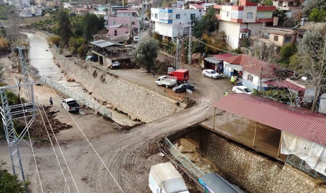 Mersin ve ilçelerinde cuma günü meydana gelen şiddetli yağışların yol