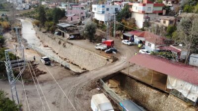 Mersin ve ilçelerinde cuma günü meydana gelen şiddetli yağışların yol
