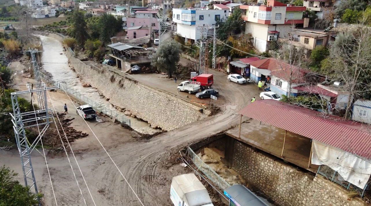 Mersin ve ilçelerinde cuma günü meydana gelen şiddetli yağışların yol