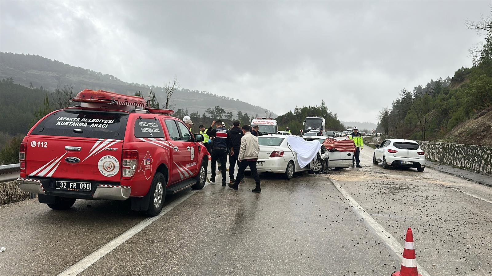 Burdur’un Ağlasun ilçesinde iki otomobilin kafa kafaya çarpışması sonucu meydana