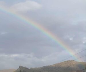 Afyonkarahisar’ın Şuhut ilçesinde, kısa süreli sağanak yağışın ardından gökyüzünde beliren