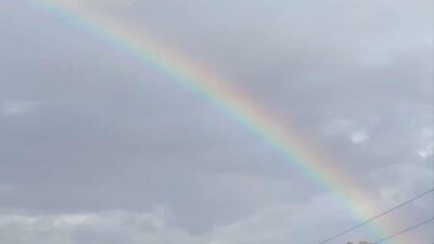 Afyonkarahisar’ın Şuhut ilçesinde, kısa süreli sağanak yağışın ardından gökyüzünde beliren