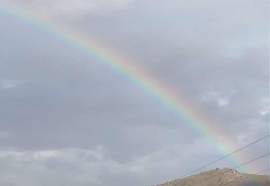 Afyonkarahisar’ın Şuhut ilçesinde, kısa süreli sağanak yağışın ardından gökyüzünde beliren