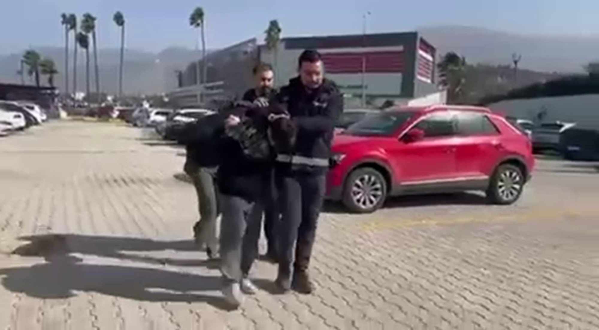 Hatay’ın İskenderun ilçesinde, sosyal medya üzerinden tanıştıkları 21 yaşındaki genç