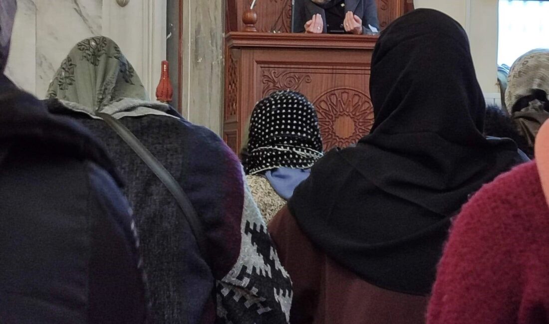 Afyonkarahisar’ın tarihi dokusuyla öne çıkan Mevlevi Camii, kadınlara yönelik düzenlenen