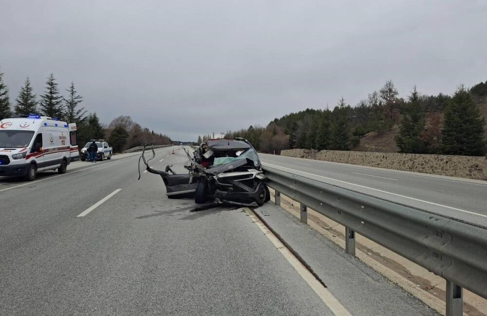 Afyonkarahisar’da bir otomobilin seyir halindeki tıra arkadan çarpması sonucu meydana