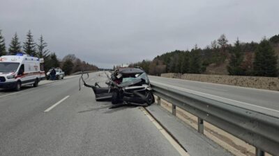 Afyonkarahisar’da bir otomobilin seyir halindeki tıra arkadan çarpması sonucu meydana