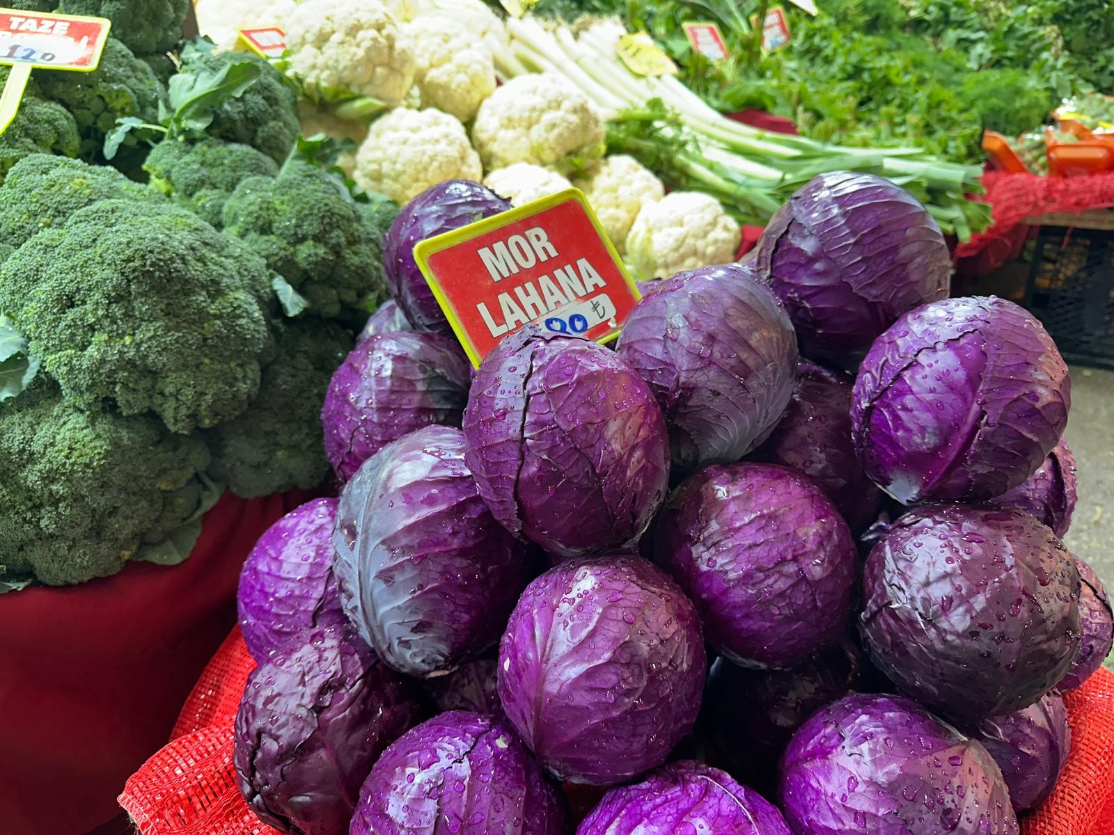 Bursa'da pazarlarda tanesi 80 liradan satılan karalahanayı (mor lahana) tüccarlar