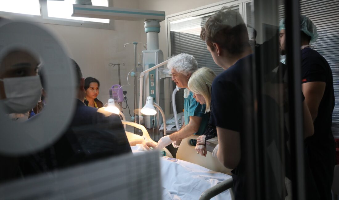 Antalya'nın Döşemealtı ilçesinde bir yolcu otobüsünün bariyerlere çarparak devrilmesi sonucu