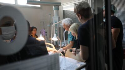 Antalya'nın Döşemealtı ilçesinde bir yolcu otobüsünün bariyerlere çarparak devrilmesi sonucu