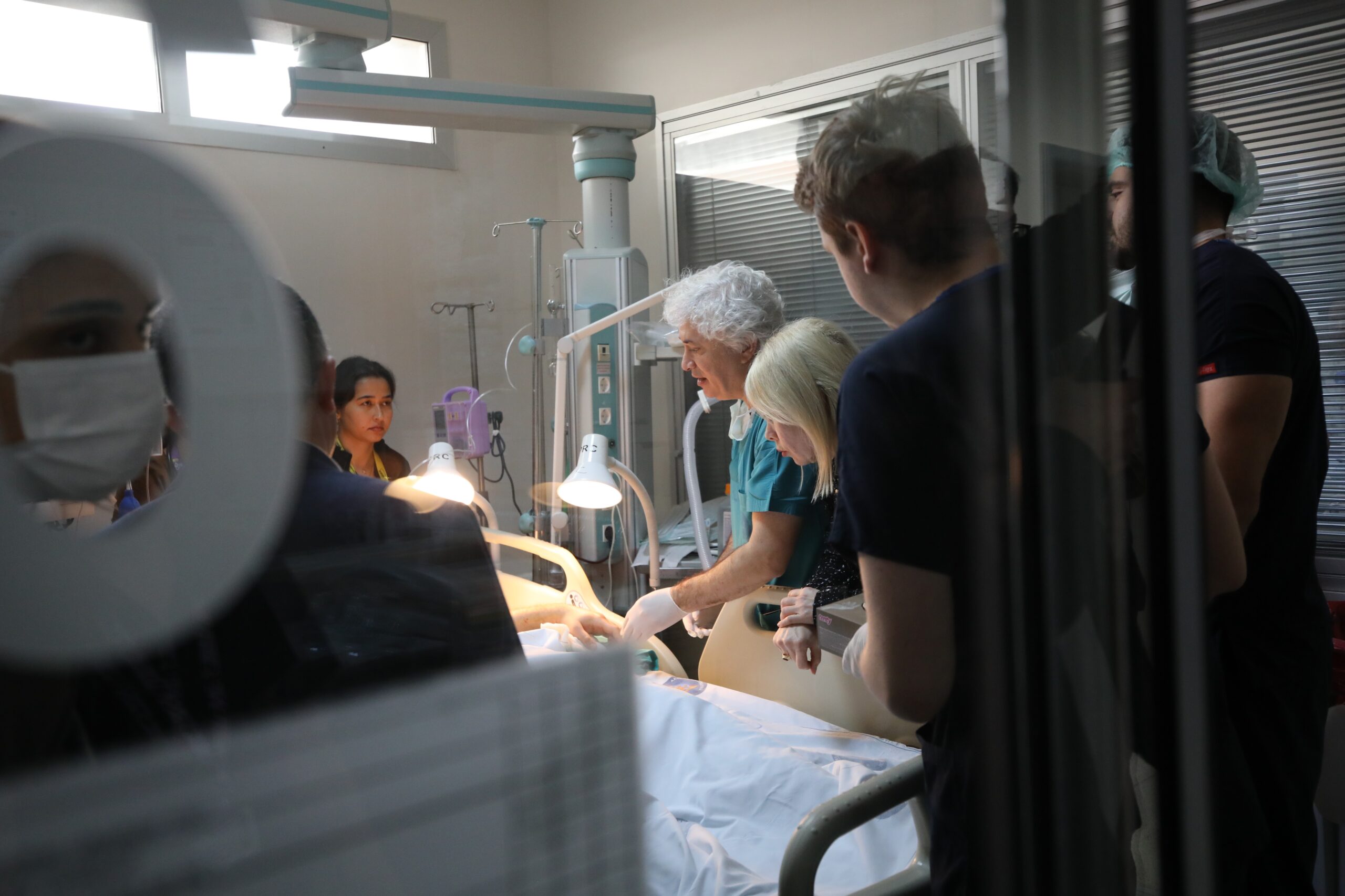 Antalya'nın Döşemealtı ilçesinde bir yolcu otobüsünün bariyerlere çarparak devrilmesi sonucu