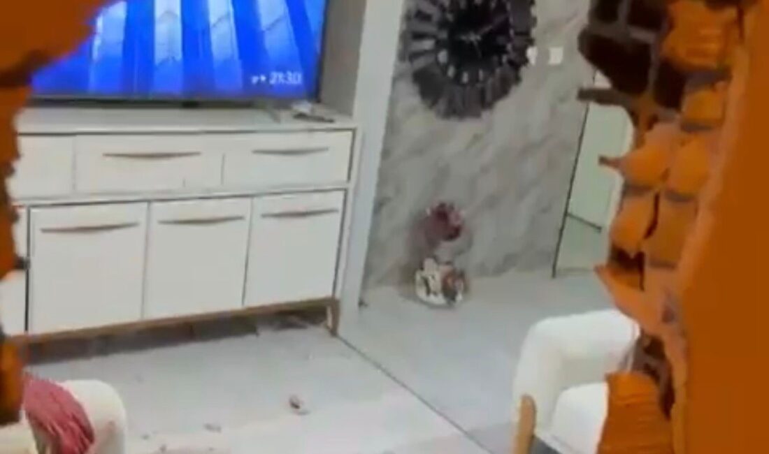  Kocaeli’nin İzmit ilçesinde evinde oturan adam, geri manevra yapan kamyonetin