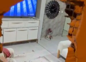  Kocaeli’nin İzmit ilçesinde evinde oturan adam, geri manevra yapan kamyonetin