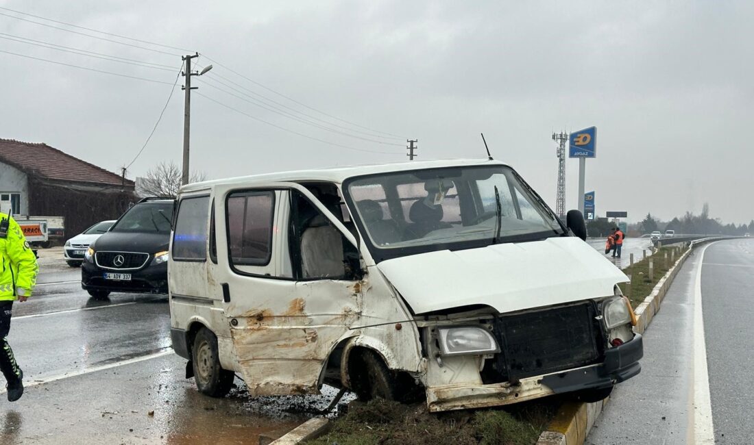 Afyonkarahisar-Uşak karayolu üzerinde seyir halindeki bir panelvan aracın kontrolden çıkması