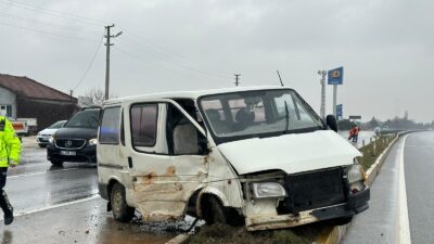 Afyonkarahisar-Uşak karayolu üzerinde seyir halindeki bir panelvan aracın kontrolden çıkması